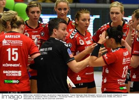 Trainer Alexander Waibl (Dresden) während einer Auszeit, Dresdner SC gegen Köpenicker SC, (Köpenick, Berlin), Volleyball, 1. Bundesliga Frauen, 1. Liga, Margon-Arena Dresden Bodenbacher Straße, DSC, Saison 2015 2016, 21.10.2015,