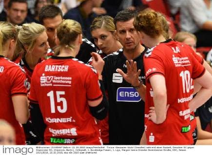 Trainer Alexander Waibl (Dresden) während einer Auszeit, Dresdner SC gegen Köpenicker SC, (Köpenick, Berlin), Volleyball, 1. Bundesliga Frauen, 1. Liga, Margon-Arena Dresden Bodenbacher Straße, DSC, Saison 2015 2016, 21.10.2015,