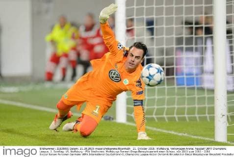 21. Oktober 2015: Wolfsburg, Volkswagen Arena: Fussball UEFA Champions League, 3. Spieltag: VfL Wolfsburg - PSV Eindhoven: Wolfsburgs Torwart Diego Benaglio pariert einen Schuss.