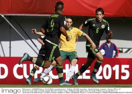 Fußball, U17 WM, Australien - Mexiko Football, Australia v Mexico. FIFA U-17 World Cup Chile 2015. Australia s player Nicholas Panetta, center, battles the ball against Alan Cervantes of Mexico during the FIFA U-17 World Cup Chile 2015 Group C, at Nelson Oyarzun stadium in Chillan. 21 10 2015. Dragomir Yankovic Photosport. 