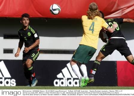 Fußball, U17 WM, Australien - Mexiko Football, Australia v Mexico. FIFA U-17 World Cup Chile 2015. Mexico s player Eduardo Aguirre, left, battles the ball against Kye Rowles of Australia during the FIFA U-17 World Cup Chile 2015 Group C, at Nelson Oyarzun stadium in Chillan. 21 10 2015. Dragomir Yankovic Photosport. 