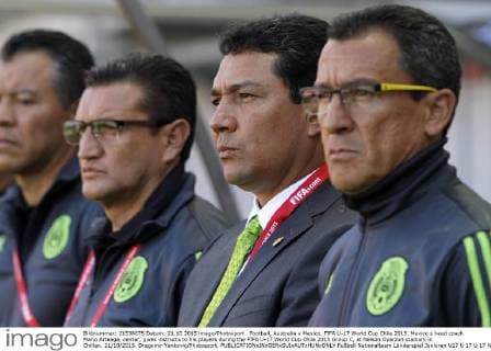 Football, Australia v Mexico. FIFA U-17 World Cup Chile 2015. Mexico s head coach Mario Arteaga, center, gives instructs to his players during the FIFA U-17 World Cup Chile 2015 Group C, at Nelson Oyarzun stadium in Chillan. 21 10 2015. Dragomir Yankovic Photosport. 