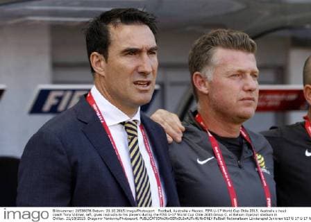 Football, Australia v Mexico. FIFA U-17 World Cup Chile 2015. Australia s head coach Tony Vidmar, left, gives instructs to his players during the FIFA U-17 World Cup Chile 2015 Group C, at Nelson Oyarzun stadium in Chillan. 21 10 2015. Dragomir Yankovic Photosport. 