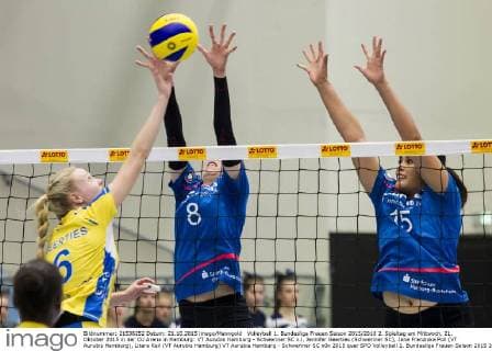 Volleyball 1. Bundesliga Frauen Saison 2015 2016 2. Spieltag am Mittwoch, 21. Oktober 2015 in der CU Arena in Hamburg: VT Aurubis Hamburg - Schweriner SC v.l. Jennifer Geerties (Schweriner SC), Jana Franziska Poll (VT Aurubis Hamburg), Litara Keil (VT Aurubis Hamburg) VT Aurubis Hamburg - Schweriner SC