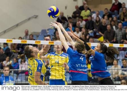 Volleyball 1. Bundesliga Frauen Saison 2015 2016 2. Spieltag am Mittwoch, 21. Oktober 2015 in der CU Arena in Hamburg: VT Aurubis Hamburg - Schweriner SC v.l. Denise Hanke (Schweriner SC), Veronika Hroncekova (Schweriner SC), Elizabeth Field (VT Aurubis Hamburg), Denise Imoudu (VT Aurubis Hamburg) VT Aurubis Hamburg - Schweriner SC