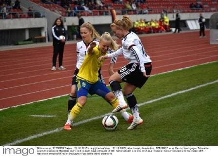 21.10.2015 xkhx Kassel, Auestadion, DFB U20 Frauen Deutschland gegen Schweden Laura Freigangund Madeline Gier (GER) gegen Tove Almquist (SWE)