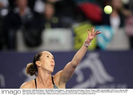 Jelena Jankovic Aufschlag Tennis, Frauen, 2015 22.10.2015 WTA Tennis Damen BGL BNP Paribas Open Luxembourg - Jelena Jankovic (SRB) vs Anna Tatishvili (USA) Kockelscheuer, Luxemburg 
