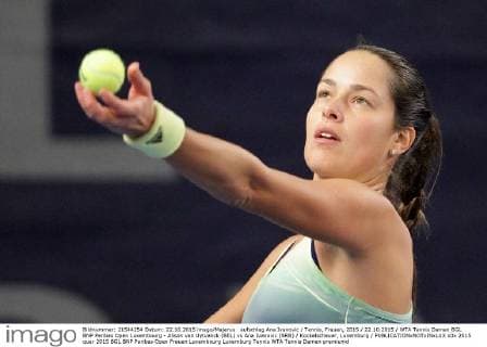 aufschlag Ana Ivanovic Tennis, Frauen, 2015 22.10.2015 WTA Tennis Damen BGL BNP Paribas Open Luxembourg - Alison van Uytvanck (BEL) vs Ana Ivanovic (SRB) Kockelscheuer, Luxemburg 