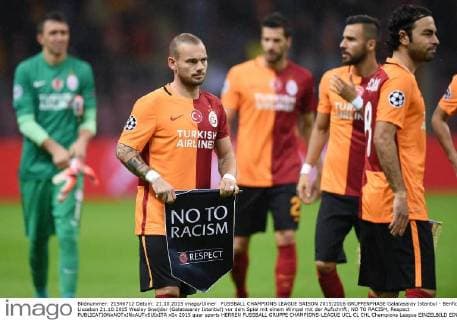 FUSSBALL CHAMPIONS LEAGUE SAISON 2015 2016 GRUPPENPHASE Galatasaray Istanbul - Benfica Lissabon 21.10.2015 Wesley Sneijder (Galatasaray Istanbul) vor dem Spiel mit einem Wimpel mit der Aufschrift; NO TO RACISM, Respect 