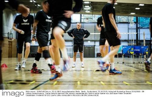Berlin, Deutschland, 22.10.2015: Volleyball Bundesliga Saison 2015 2016 - BR Volleys Medientraining. Trainer Roberto Serniotti (BR Volleys) beobachtet die Technik seiner Spieler