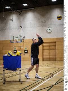 Berlin, Deutschland, 22.10.2015: Volleyball Bundesliga Saison 2015 2016 - BR Volleys Medientraining. Trainer Roberto Serniotti (BR Volleys) wirft einen Ball