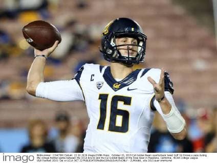 October 22, 2015 Cal Golden Bears quarterback Jared Goff 16 throws a pass during the college football game between the UCLA Bruins and the Cal Golden Bears at the Rose Bowl in Pasadena, California.. NCAA College League USA Football 2015: Cal vs UCLA OCT 22 - ZUMAcb8_