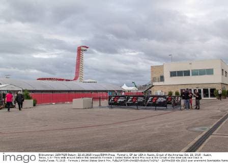 Formel 1, GP der USA in Austin, Circuit of the Americas Oct. 22, 2015 - Austin, Texas, U.S - Fans walk around before this weekends Formula 1 United States Grand Prix race at the Circuit of the Americas race track in Austin,Texas. F1 2015 - Formula 1 United States Grand Prix. - ZUMAw300