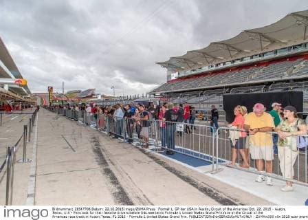 Formel 1, GP der USA in Austin, Circuit of the Americas Oct. 22, 2015 - Austin, Texas, U.S - Fans look for their favorite drivers before this weekends Formula 1 United States Grand Prix race at the Circuit of the Americas race track in Austin,Texas. F1 2015 - Formula 1 United States Grand Prix. - ZUMAw300