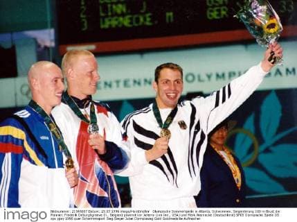 Olympische Sommerspiele in Atlanta, Schwimmen, Siegerehrung 100 m Brust der Männer: Frederik Deburghgraeve (li., Belgien) gewinnt vor Jeremy Linn (mi., USA) und Mark Warnecke (Deutschland)