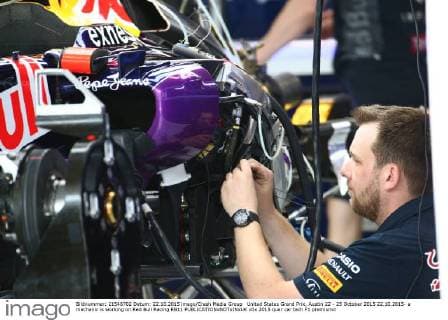 United States Grand Prix, Austin 22 - 25 October 2015 22.10.2015- a mechanic is working on Red Bull Racing RB11 
