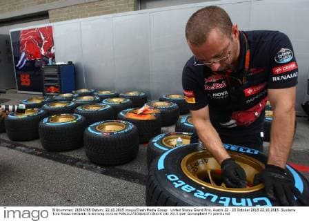 United States Grand Prix, Austin 22 - 25 October 2015 22.10.2015- Scuderia Toro Rosso mechanic is working on tires 