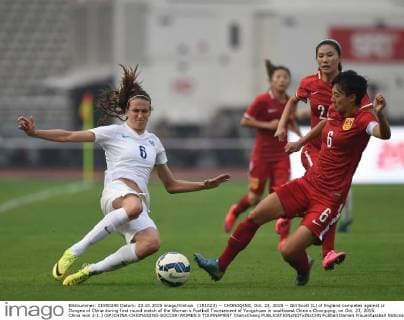 (151023) -- CHONGQING, Oct. 23, 2015 -- Gill Scott (L) of England competes against Li Dongna of China during first round match of the Women s Football Tournament of Yongchuan in southwest China s Chongqing, on Oct. 23, 2015. China won 2-1.) (SP)CHINA-CHIONGQING-SOCCER-WOMEN S TOURNAMENT ChenxCheng 