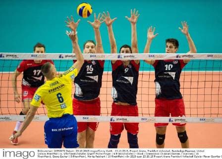 23.10.2015, Fraport Arena, Frankfurt Volleyball, Bundesliga Maenner, United Volleys RheinMain vs. VfB Friedrichshafen Angriff Michal Finger ( 6 Friedrichshafen) - Block Dreierblock Christian Dünnes Duennes ( 16 RheinMain), Georg Escher ( 9 RheinMain), Moritz Reichert ( 10 RheinMain)