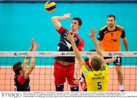 23.10.2015, Fraport Arena, Frankfurt Volleyball, Bundesliga Maenner, United Volleys RheinMain vs. VfB Friedrichshafen Jan Zimmermann ( 17 RheinMain), Angriff Georg Escher ( 9 RheinMain) - Block Alexey Nalobin ( 5 Friedrichshafen)