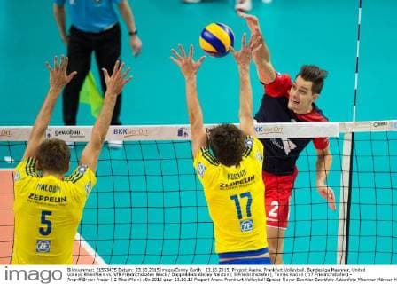 23.10.2015, Fraport Arena, Frankfurt Volleyball, Bundesliga Maenner, United Volleys RheinMain vs. VfB Friedrichshafen Block Doppelblock Alexey Nalobin ( 5 Friedrichshafen), Tomas Kocian ( 17 Friedrichshafen) - Angriff Bryan Fraser ( 2 RheinMain)