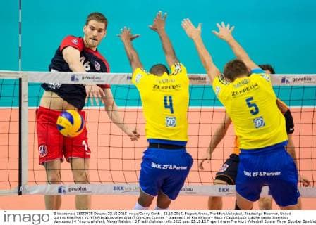 23.10.2015, Fraport Arena, Frankfurt Volleyball, Bundesliga Maenner, United Volleys RheinMain vs. VfB Friedrichshafen Angriff Christian Dünnes Duennes ( 16 RheinMain) - Block Doppelblock Luis Fernando Joventino Venceslau ( 4 Friedrichshafen), Alexey Nalobin ( 5 Friedrichshafen)