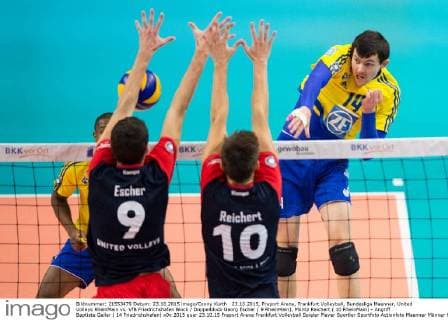 23.10.2015, Fraport Arena, Frankfurt Volleyball, Bundesliga Maenner, United Volleys RheinMain vs. VfB Friedrichshafen Block Doppelblock Georg Escher ( 9 RheinMain), Moritz Reichert ( 10 RheinMain) - Angriff Baptiste Geiler ( 14 Friedrichshafen)