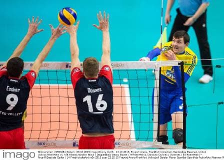 23.10.2015, Fraport Arena, Frankfurt Volleyball, Bundesliga Maenner, United Volleys RheinMain vs. VfB Friedrichshafen Block Doppelblock Georg Escher ( 9 RheinMain), Christian Dünnes Duennes ( 16 RheinMain) - Angriff Baptiste Geiler ( 14 Friedrichshafen)