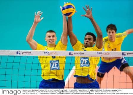 23.10.2015, Fraport Arena, Frankfurt Volleyball, Bundesliga Maenner, United Volleys RheinMain vs. VfB Friedrichshafen Block Doppelblock Michal Finger ( 6 Friedrichshafen), Marc Anthony Honore ( 9 Friedrichshafen)