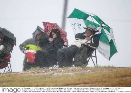 Formel 1, GP der USA in Austin, Unwetter sorgt für Verzögerung Oct. 23, 2015 - Austin, Texas, U.S - Fans brave the bad weather during the first practice session before the Formula 1 United States Grand Prix race at the Circuit of the Americas race track in Austin,Texas. F1 2015 - Formula 1 United States Grand Prix. - ZUMAw300
