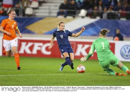 Fußball, Damen, Frankreich - Niederlande Eugenie Le Sommer (FRA) vs Sari Van Veenendaal (NED) - Fußball, Nationalteam, Frankreich vs Niederlande - 23 10 2015 GwendolineLeGoff 
