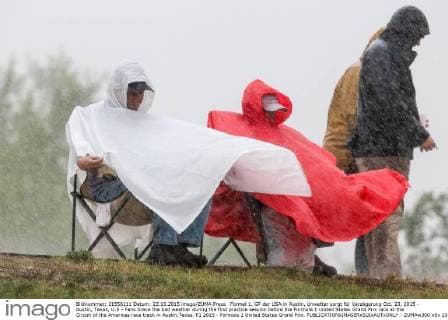 Formel 1, GP der USA in Austin, Unwetter sorgt für Verzögerung Oct. 23, 2015 - Austin, Texas, U.S - Fans brave the bad weather during the first practice session before the Formula 1 United States Grand Prix race at the Circuit of the Americas race track in Austin,Texas. F1 2015 - Formula 1 United States Grand Prix. - ZUMAw300