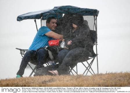 Formel 1, GP der USA in Austin, Unwetter sorgt für Verzögerung Oct. 23, 2015 - Austin, Texas, U.S - Fans brave the bad weather during the first practice session before the Formula 1 United States Grand Prix race at the Circuit of the Americas race track in Austin,Texas. F1 2015 - Formula 1 United States Grand Prix. - ZUMAw300