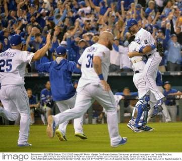 Kansas City Royals Lorenzo Cain scores go-ahead run against the Toronto Blue Jays during the eighth inning in the ALCS game 6 at Kaufman Stadium in Kansas City on October 23, 2015. Kansas City hold a 3-2 series lead.  KCP2015102365 JEFFxMOFFETT