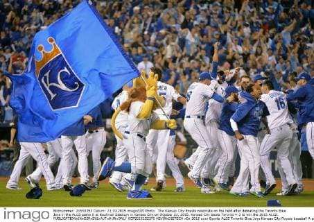 The Kansas City Royals celebrate on the field after defeating the Toronto Blue Jays in the ALCS game 6 at Kaufman Stadium in Kansas City on October 23, 2015. Kansas City beats Toronto 4-3 to win the 2015 ALCS.  KCP2015102375 KEVINxDIETSCH