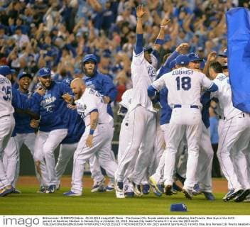 The Kansas City Royals celebrate after defeating the Toronto Blue Jays in the ALCS game 6 at Kaufman Stadium in Kansas City on October 23, 2015. Kansas City beats Toronto 4-3 to win the 2015 ALCS.  KCP2015102377 KEVINxDIETSCH