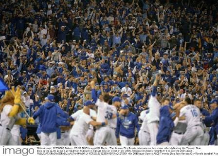 The Kansas City Royals celebrate as fans cheer after defeating the Toronto Blue Jays in the ALCS game 6 at Kaufman Stadium in Kansas City on October 23, 2015. Kansas City beats Toronto 4-3 to win the 2015 ALCS.  KCP2015102380 KEVINxDIETSCH