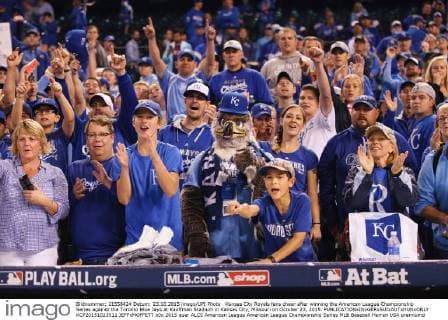 Kansas City Royals fans cheer after winning the American League Championship Series against the Toronto Blue Jays at Kauffman Stadium in Kansas City, Missouri on October 23, 2015.  KCP20151023512 JEFFxMOFFETT