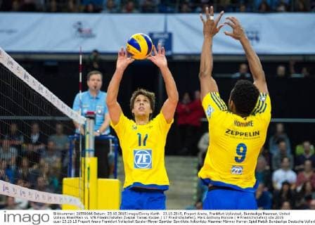 23.10.2015, Fraport Arena, Frankfurt Volleyball, Bundesliga Maenner, United Volleys RheinMain vs. VfB Friedrichshafen Zuspiel Tomas Kocian ( 17 Friedrichshafen), Marc Anthony Honore ( 9 Friedrichshafen)