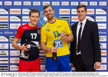23.10.2015, Fraport Arena, Frankfurt Volleyball, Bundesliga Maenner, United Volleys RheinMain vs. VfB Friedrichshafen MVP United Volleys RheinMain: Jan Zimmermann ( 17 RheinMain), MVP VfB Friedrichshafen: Adrian Gontariu ( 13 Friedrichshafen) - mit Henning Wegter (Manager United Volleys RheinMain)
