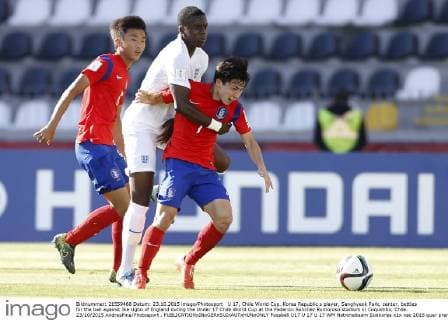 U 17, Chile World Cup. Korea Republic s player, Sanghyeok Park, center, battles for the ball against Ike Ugbo of England during the Under 17 Chile World Cup at the Federico Sanchez Rumoroso stadium in Coquimbo, Chile. 23 10 2015 AndresPina Photosport . 
