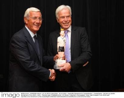 23.10.2015 - Deutsche Akademie für Fussballkultur - Fussballgala - Verleihung Walter Bensemann Preis 2015 JüRa - Marcelo Lippi (Fussballtrainer) mit Rainer Holzschuh (Herausgeber Kicker Sportmagazin)