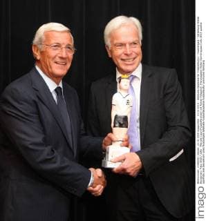 23.10.2015 - Deutsche Akademie für Fussballkultur - Fussballgala - Verleihung Walter Bensemann Preis 2015 JüRa - Marcelo Lippi (Fussballtrainer) mit Rainer Holzschuh (Herausgeber Kicker Sportmagazin)