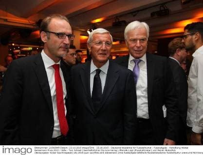 23.10.2015 - Deutsche Akademie für Fussballkultur - Fussballgala - Verleihung Walter Bensemann Preis 2015 JüRa - Toni Schnell (Geschäftsführer Olympia Verlag), Marcelo Lippi (Fussballtrainer) und Rainer Holzschuh (Herausgeber Kicker Sportmagazin)