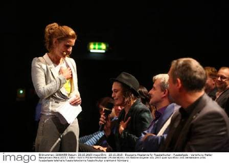 23.10.2015 - Deutsche Akademie für Fussballkultur - Fussballgala - Verleihung Walter Bensemann Preis 2015 JüRa - Katrin Müller-Hohenstein (Moderatorin) mit Nadine Angerer