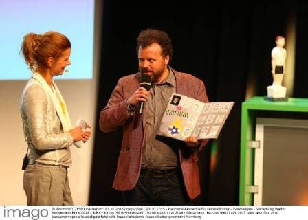 23.10.2015 - Deutsche Akademie für Fussballkultur - Fussballgala - Verleihung Walter Bensemann Preis 2015 JüRa - Katrin Müller-Hohenstein (Moderatorin) mit Silvan Glanzmann (tschutti heftli)