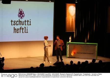 23.10.2015 - Deutsche Akademie für Fussballkultur - Fussballgala - Verleihung Walter Bensemann Preis 2015 JüRa - Katrin Müller-Hohenstein (Moderatorin) mit Silvan Glanzmann (tschutti heftli)