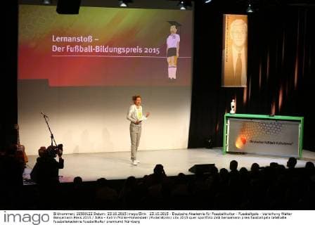 23.10.2015 - Deutsche Akademie für Fussballkultur - Fussballgala - Verleihung Walter Bensemann Preis 2015 JüRa - Katrin Müller-Hohenstein (Moderatorin)