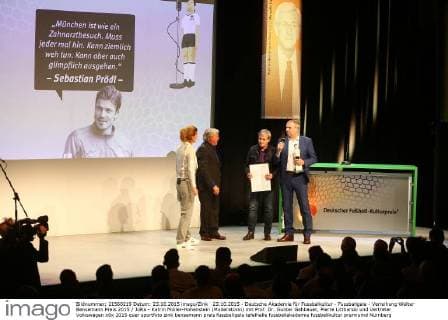 23.10.2015 - Deutsche Akademie für Fussbalkultur - Fussballgala - Verleihung Walter Bensemann Preis 2015 JüRa - Katrin Müller-Hohenstein (Moderatorin) mit Prof. Dr. Gunter Gehbauer, Pierre Littbarski und Vertreter Volkswagen