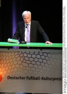23.10.2015 - Deutsche Akademie für Fussbalkultur - Fussballgala - Verleihung Walter Bensemann Preis 2015 JüRa - Rainer Holzschuh (Herausgeber Kicker Sportmagazin)